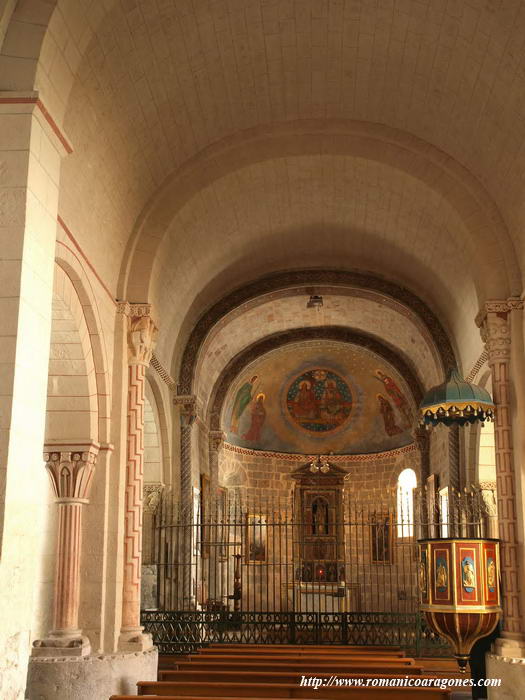 NAVE CENTRAL DESDE LOS PIES DEL TEMPLO
